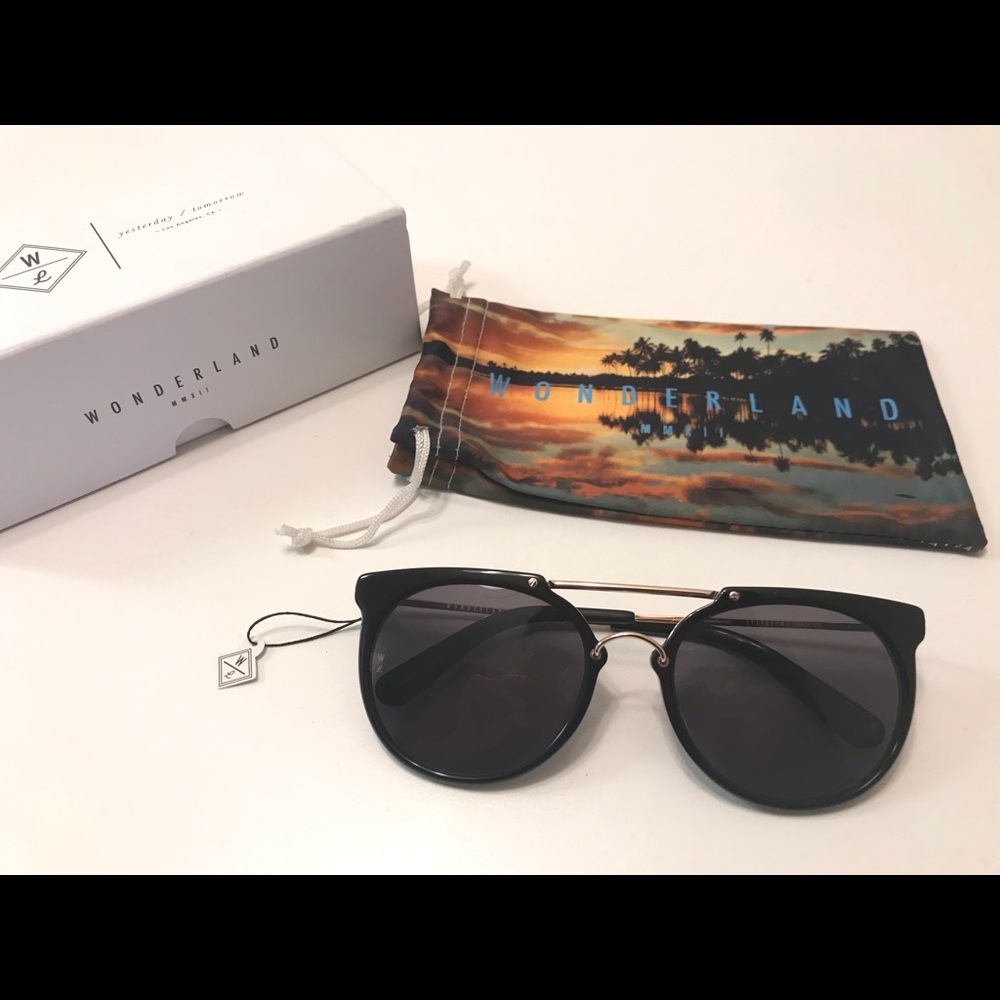 Wonderland stateliness sunglasses never worn